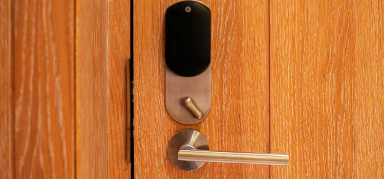 Automatic Locking Door Knob Isla Vista